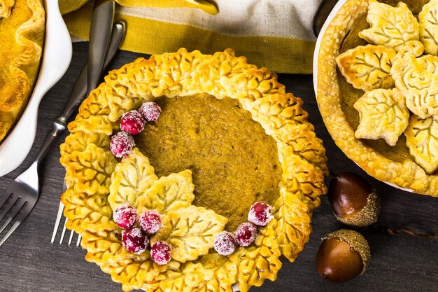 Tartes à la citrouille faites maison avec des feuilles estampées d'automne.