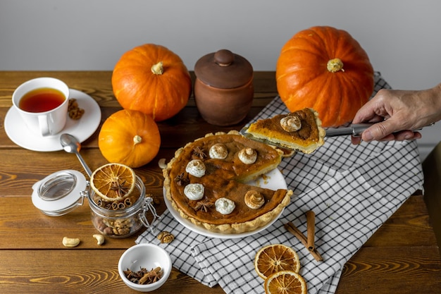 Tartes à la citrouille traditionnelles d'automne émiettant la tarte d'en haut