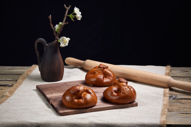 Photo tartes à la confiture sur une table en bois