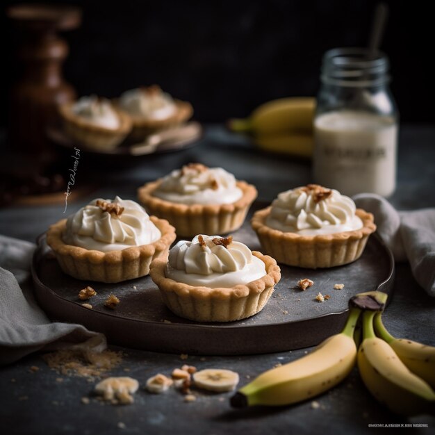 Tartes à la crème de banane sur un plateau avec des bananes sur le côté.