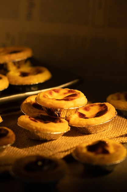 Photo tartes à la crème traditionnelles portugaises ou tartes aux œufs ou pastel de nata traditionnel fait maison