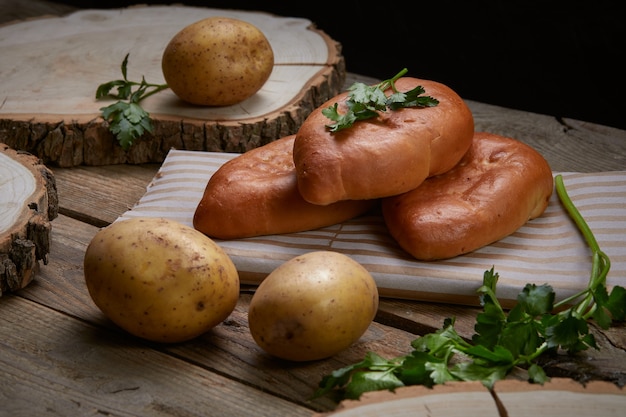 Tartes farcies sur plaque de bois