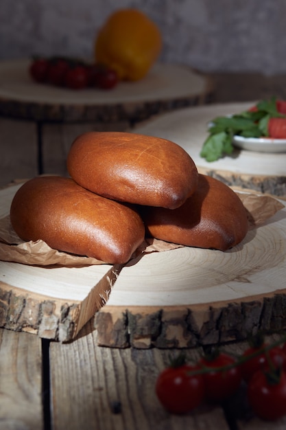 Tartes farcies sur plaque de bois