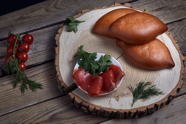 Tartes farcies sur plaque de bois