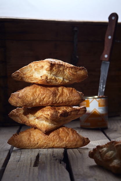 Tartes farcies sur plaque de bois