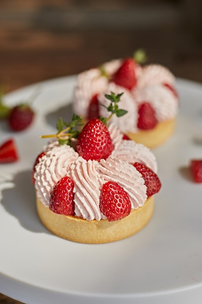 Des tartes à la fraise avec de la sauce à la crème