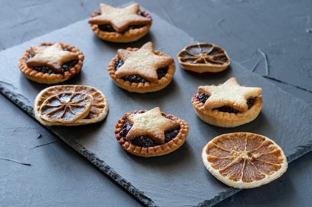 Tartes hachées maison de Noël sur plaque d'ardoise