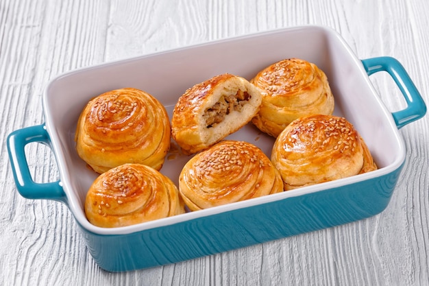 Tartes à la main en forme d'escargot avec garnitures de mouton