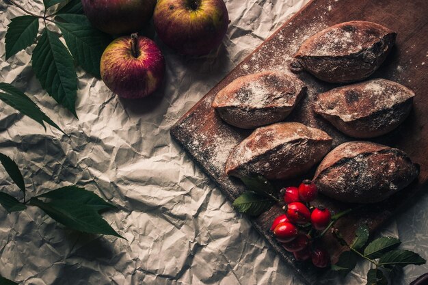 Tartes maison aux pommes sur papier froissé