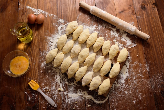 Tartes maison crues sur un fond en bois