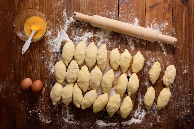 Tartes maison crues sur un fond en bois