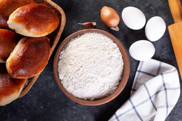 Tartes maison et ingrédients de cuisine: farine, œufs, légumes. Vue de dessus avec espace de copie.