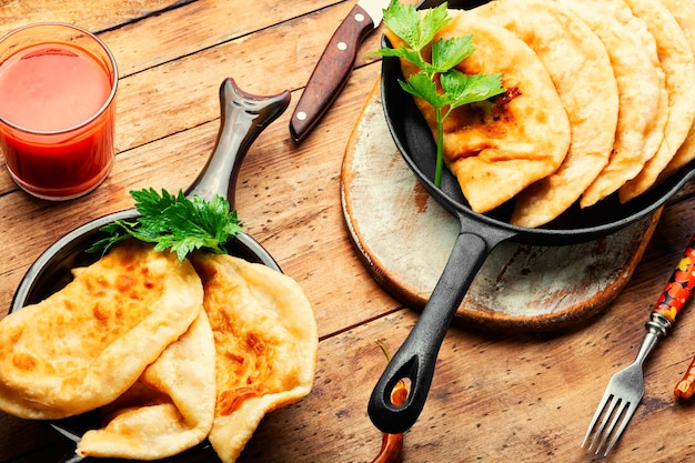 Tartes à la pâte sans levure fourrées à la viande