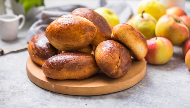 Photo tartes pirogi prêtes à l'emploi aux pommes