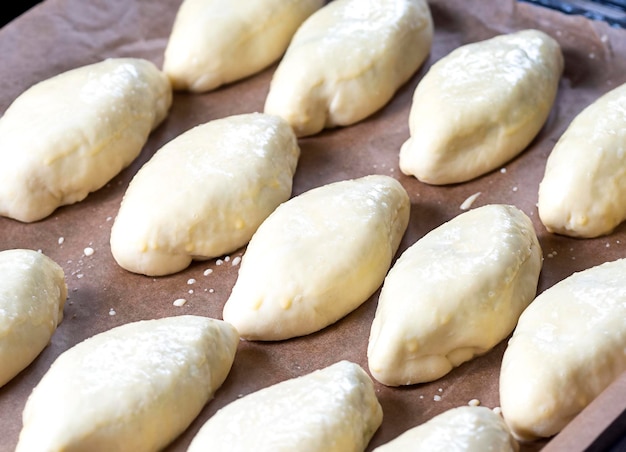 Tartes sur un plateau Le concept de produits de boulangerie sains faits maison