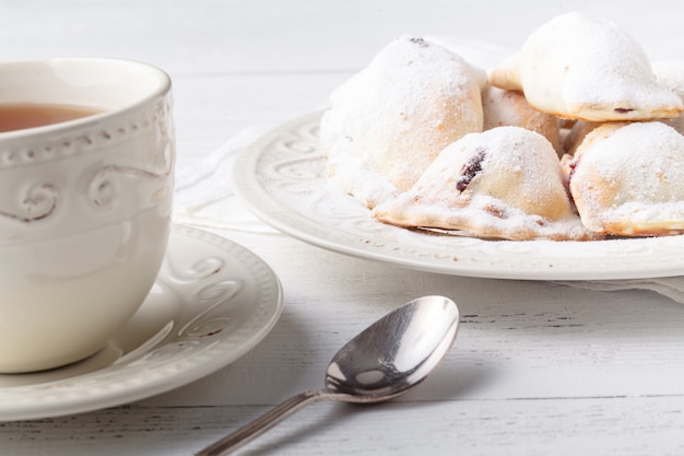 Tartes salées maison avec tasse de thé, concept de petit déjeuner