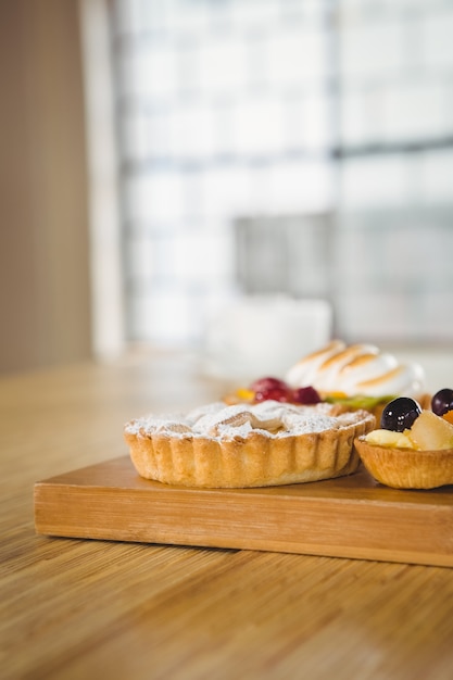 Tartes sur une table en bois