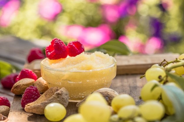 Tartinade d'amandes. Amandes et beurre sur une vieille table en bois.