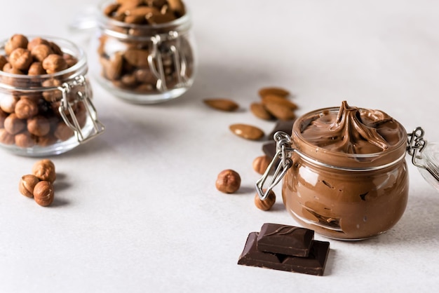 Tartinade aux noisettes et amandes avec noix et barre de chocolat