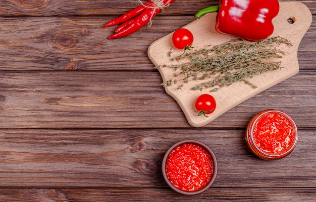 Photo tartinade de légumes rouges à l'ajvar ou au pindjur et mousse de tomate