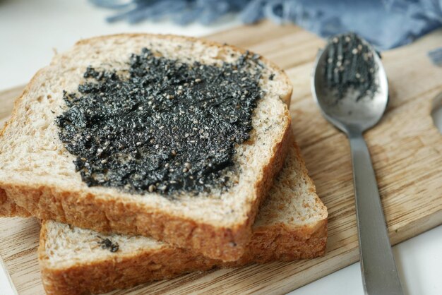 Tartinade de sésame noir sur un pain