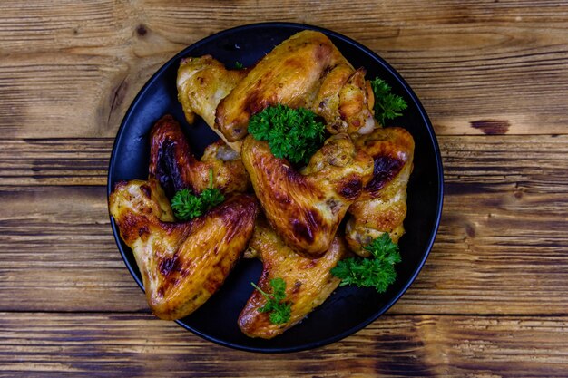 Tas d'ailes de poulet rôties sur assiette Vue de dessus