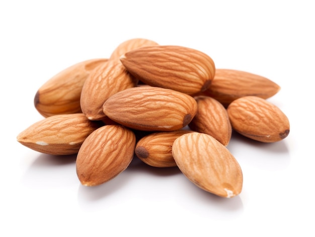 Un tas d'amandes sur un fond blanc