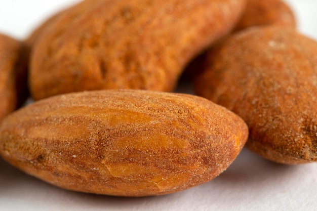 Un tas d'amandes isolé sur fond blanc