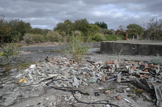 Des tas d'amiante cassée sur le site d'une ancienne usine chimique