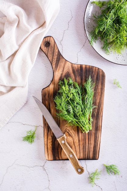 Un tas d'aneth sur une planche à découper sur la table Assaisonnement naturel biologique Haut et vue verticale