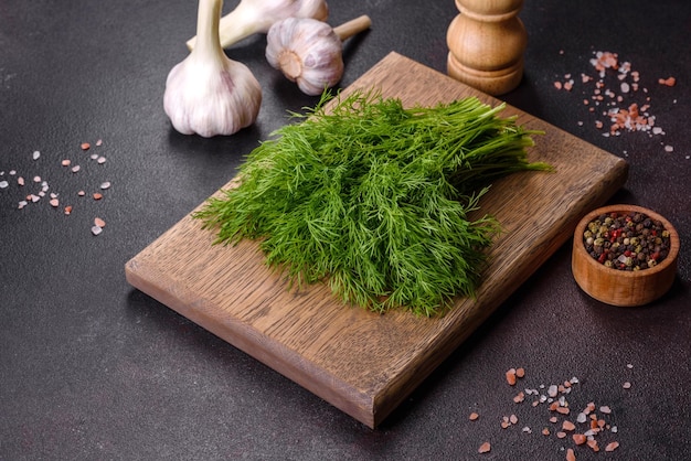 Un tas d'aneth vert frais sur une planche à découper en bois