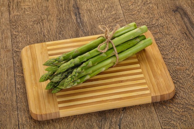 Tas d'asperges crues