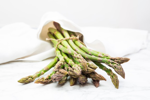 Tas d'asperges du jardin crues fraîches avec couteau