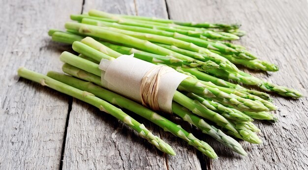 Tas d'asperges sur le fond des planches de bois