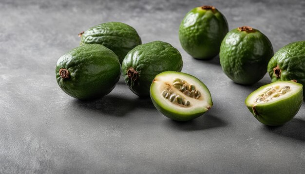 Un tas d'avocats verts sur une table