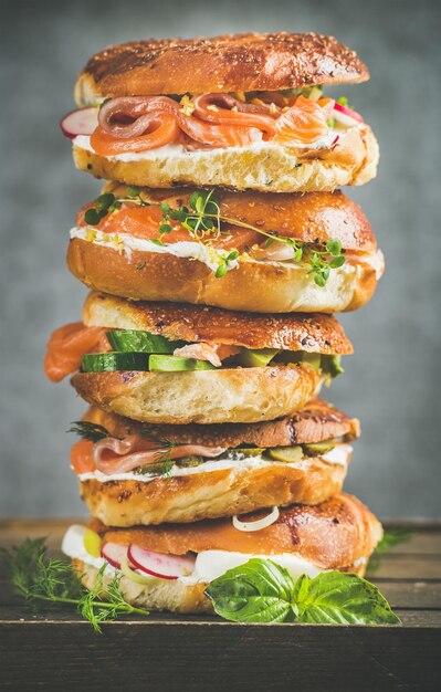 Tas de bagels aux œufs de saumon légumes câpres creamcheese herbes