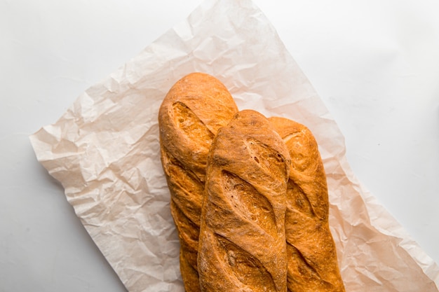 Tas de baguettes fraîches cuites au four