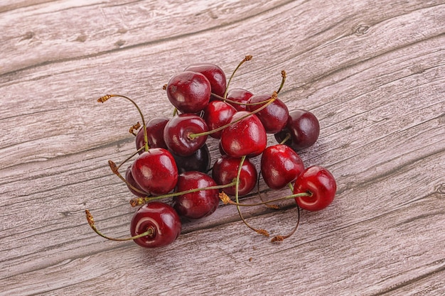 Tas de baies de cerises mûres, sucrées et juteuses