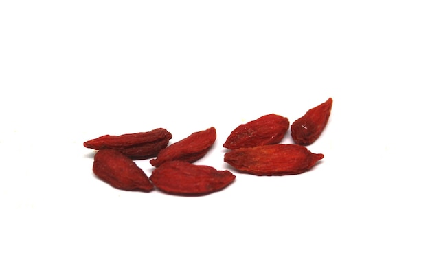 Un tas de baies de goji sur fond blanc