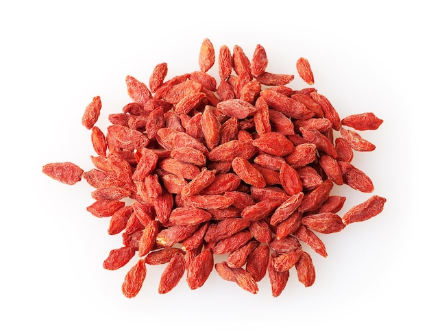 Tas de baies de goji isolé sur fond blanc