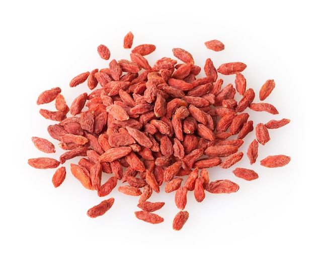 Tas de baies de goji isolé sur fond blanc