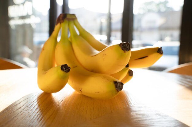Photo un tas de bananes allongées sur le fond en bois
