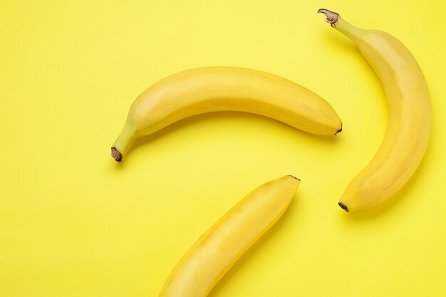 Tas de bananes sur fond jaune