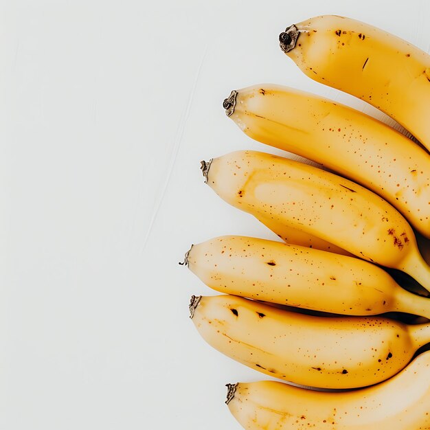 Photo un tas de bananes qui ont des taches brunes sur elles