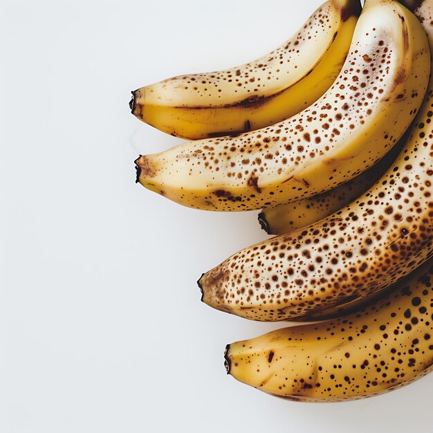 Photo un tas de bananes qui ont des taches sur elles