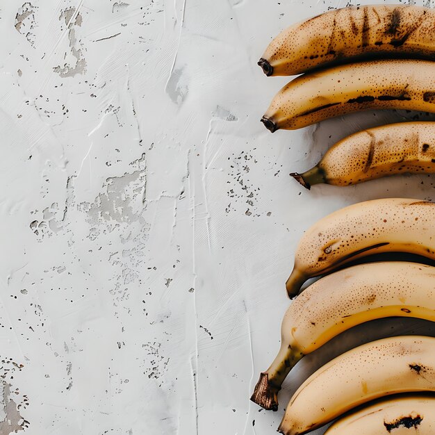 Photo un tas de bananes sont sur une table avec un fond blanc