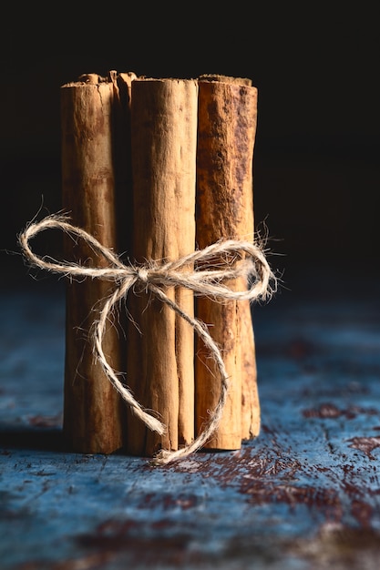 Tas De Bâtons De Cannelle Indienne Fraîche Sur Une Table En Bois Bleue