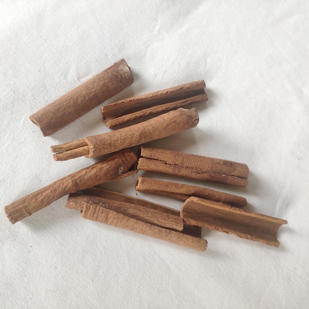 Un tas de bâtons de cannelle sur un tissu blanc