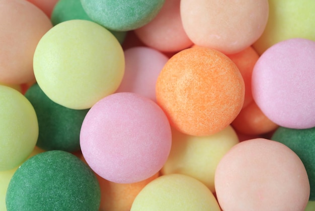 Un tas de beaux bonbons recouverts de sucre de couleur vue supérieure pour la texture de la bannière d'arrière-plan