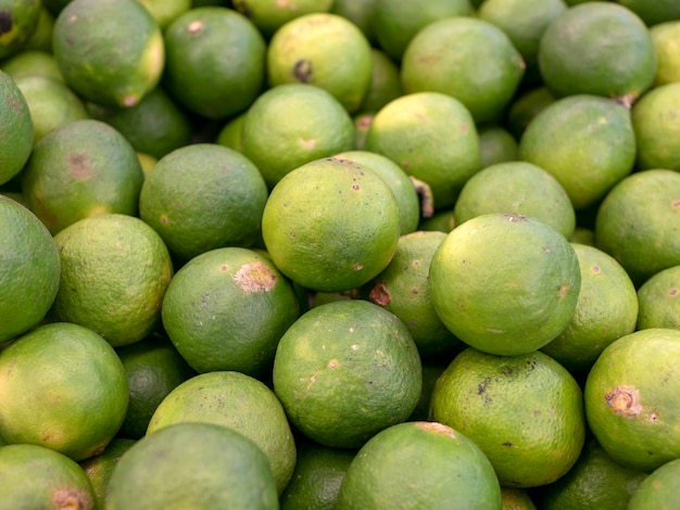 Un tas de bébés oranges vertes mûres dans le supermarché